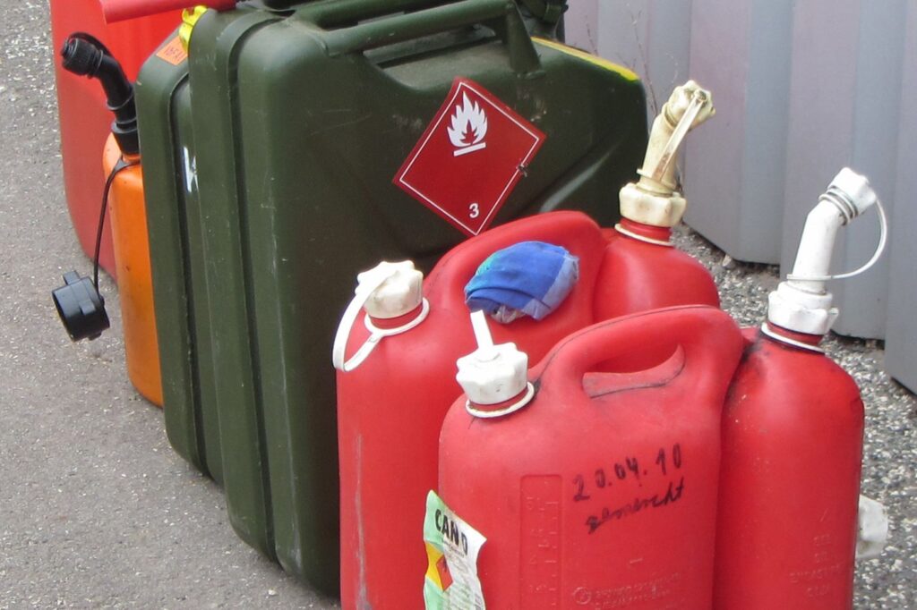 Portable fuel cans